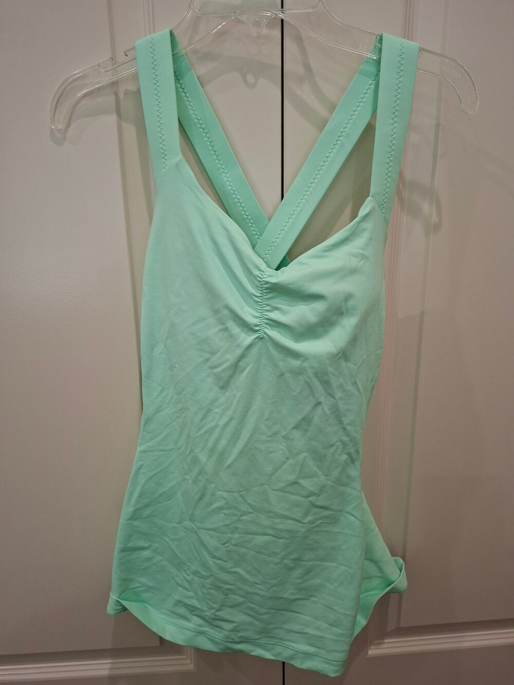 Lululemon Light Green Strappy Cross Back Yoga Tank Top Built In Bra Sz 8